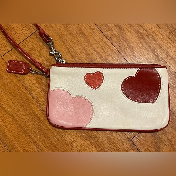 Coach Hearts Wristlet - All Leather. Perfect Condition. 7 x 4 - Picture 1 of 4